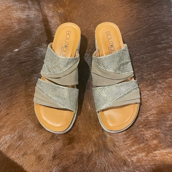 Women’s Wedge Heel - Picture 3 of 6